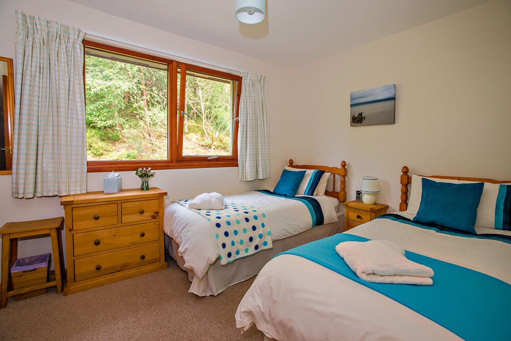 Ruime slaapkamer met twee eenpersoonsbedden