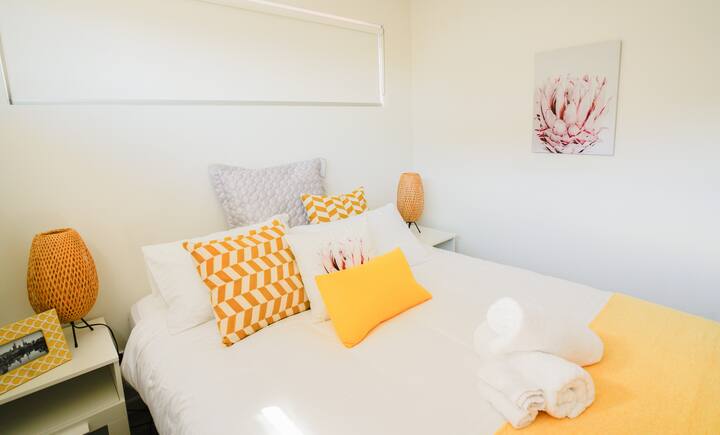 dormitorio: cama tamaño queen con colchón y ropa de cama de calidad, toalla