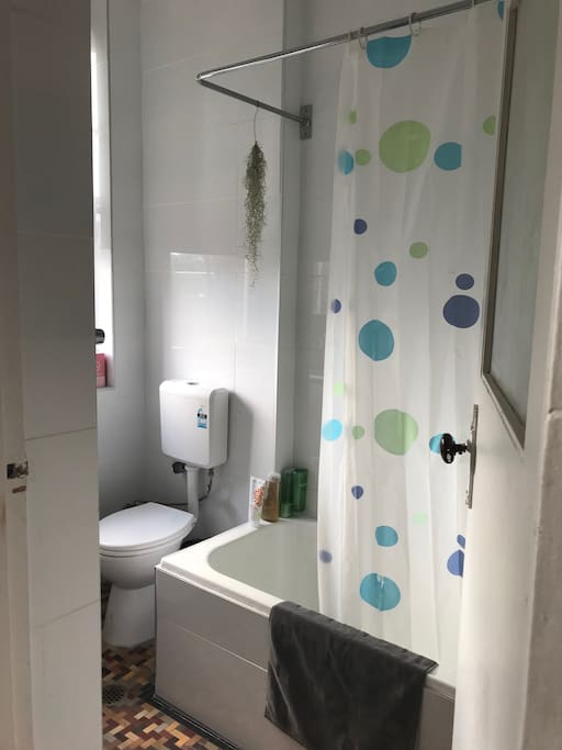bathroom incl bathtub and shower
