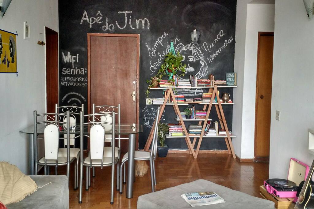 Sala de jantar conjugada com sala de TV