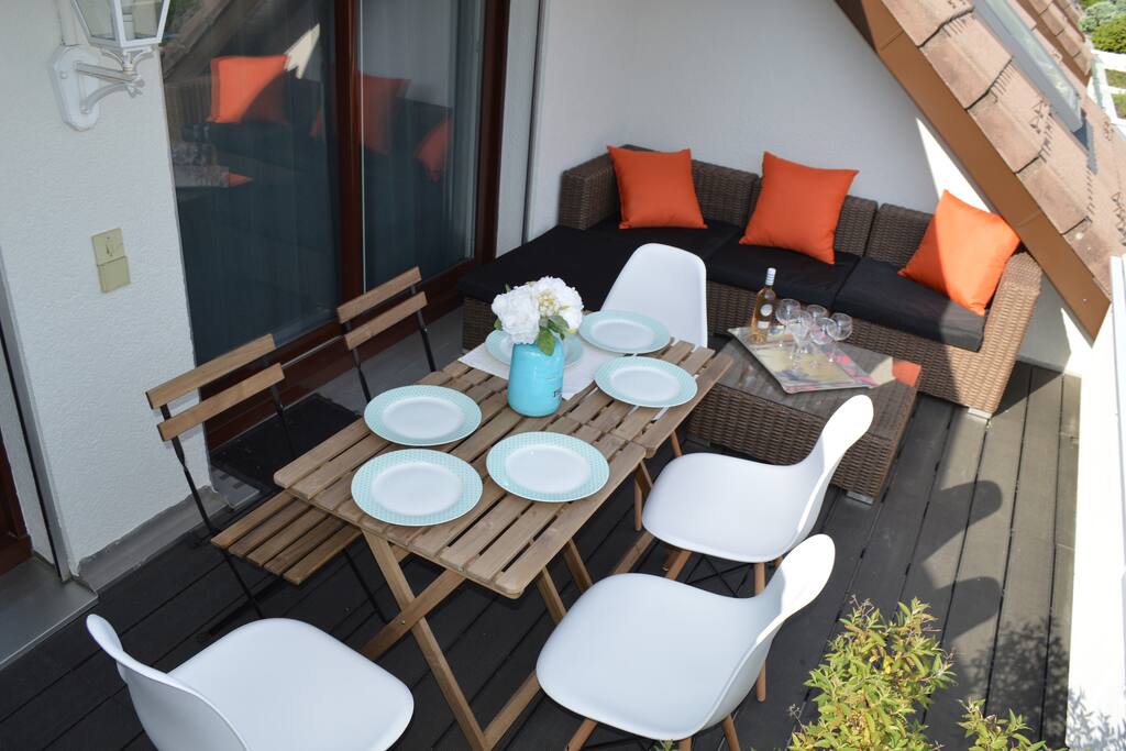 Terrasse 16m2 plein Sud avec vue sur les montagnes bordant le Lac d'Annecy, table pour diner et coin canapé apéritif