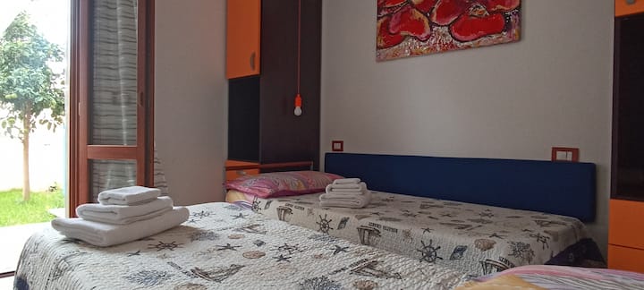 Ლამაზი ნათელი და მხიარული ოთახი ლამაზი ბედნიერი ბავშვებისთვის, თუ სხვა წყვილის ნაცვლად, საწოლების შერწყმის შესაძლებლობა, შეგვატყობინეთ