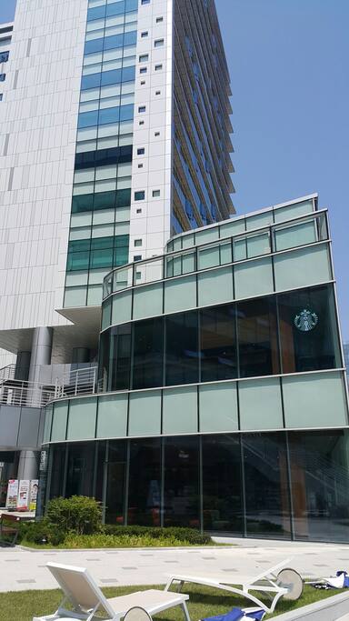 MBC 방송국에서 500미터 거리.
1st floor, Starbucks coffee shop. And lots restaurants.