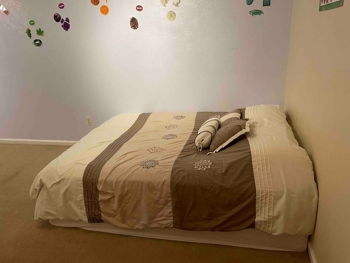 Kitanda cha malkia kwenye chumba cha chini 