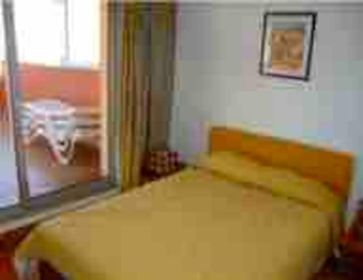 slaapkamer met tweepersoonsbed