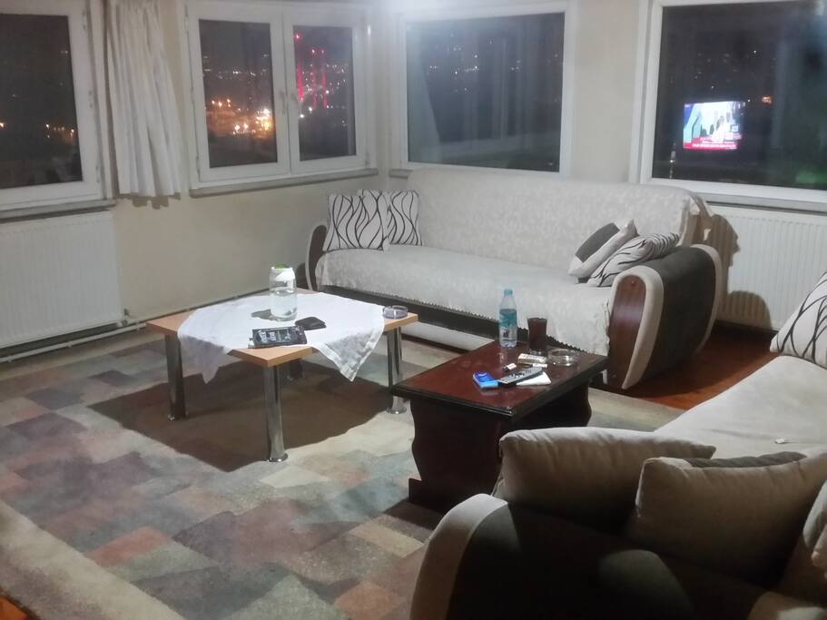 Wohnzimmer mit Balkon