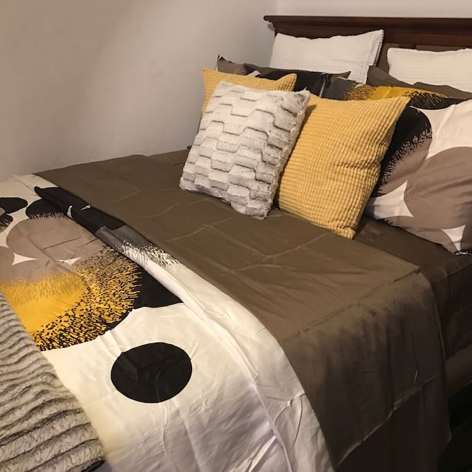 Master Bedroom - Queen Size Bed 2