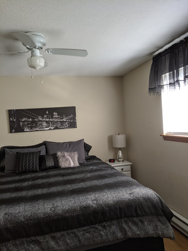 ห้องนอนในเมือง #1
เตียงคิงไซ
ส์มู่ลี่สีเข้มในห้อง
พัดลมเพดาน
พื้นไม้
นาฬิกาปลุก
Pack n play in closet