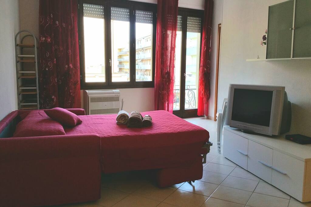 Soggiorno divano letto matrimoniale aperto