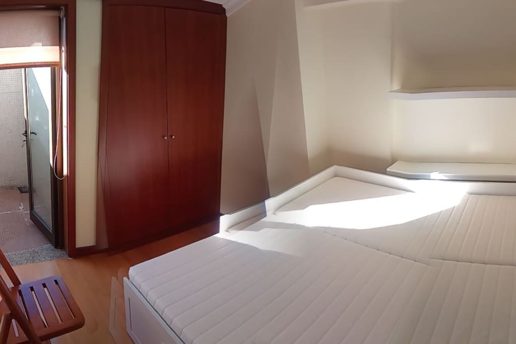 cama dupla, roupeiro e terraço com acesso apenas pelo quarto.