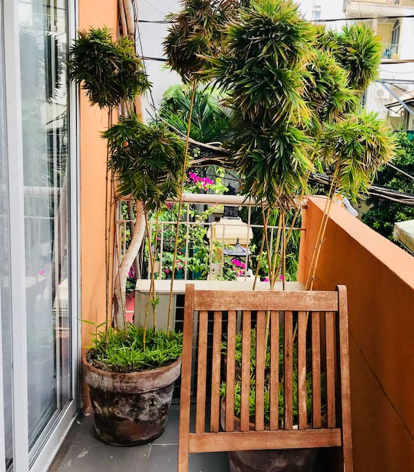 This studio features a green balcony where you can enjoy fresh & clean air in the morning, relaxing & cool air in the late evening, right in the center of the busy city.