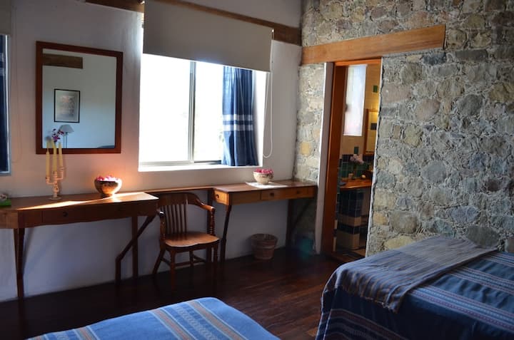 "מיטלה" חדר שינה עם

שתי מיטות 