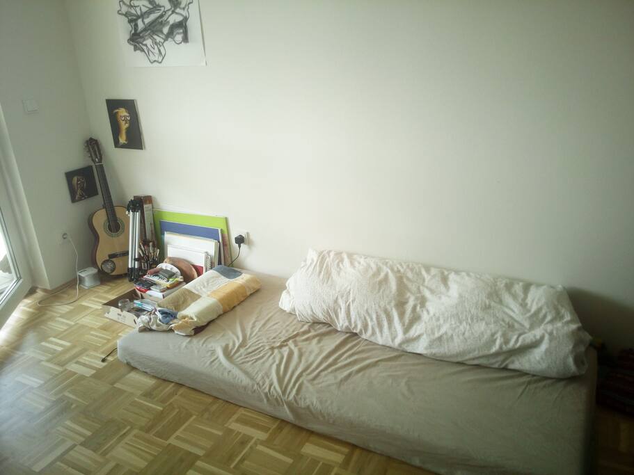 Zusätzlich gibt es noch eine Klappmatratze, sowie Kopfkissen und Decke.