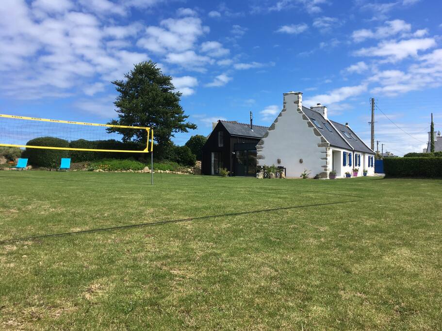 Vue du fond du terrain. Filet de volley à disposition l'été.