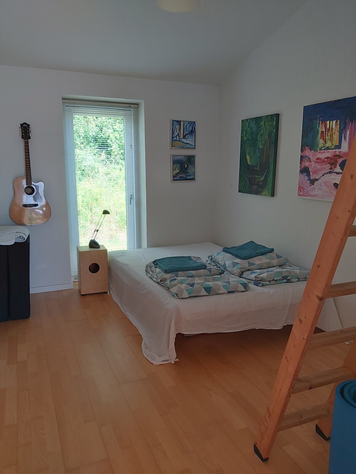 Спална соба со двоен кревет и двоен кревет во поткровјето