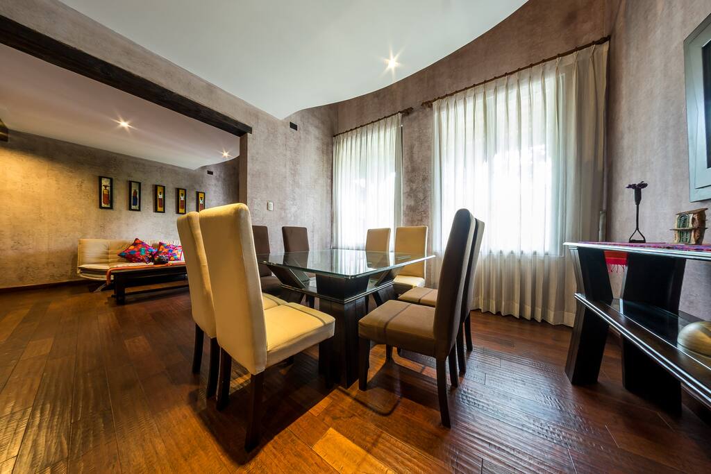 Comedor con espacio para 8 personas.