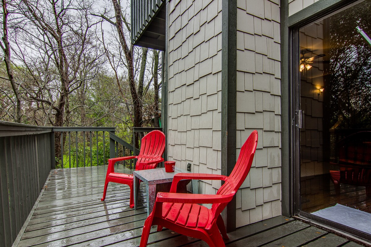 Creekside Retreat! Nature, Tree's, Yard, Pet's ok.
