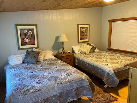 Private room (2 queen beds) in downtown Elkton 205