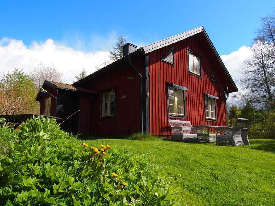 Haus mit Gartenmöbeln mit Blick auf den See