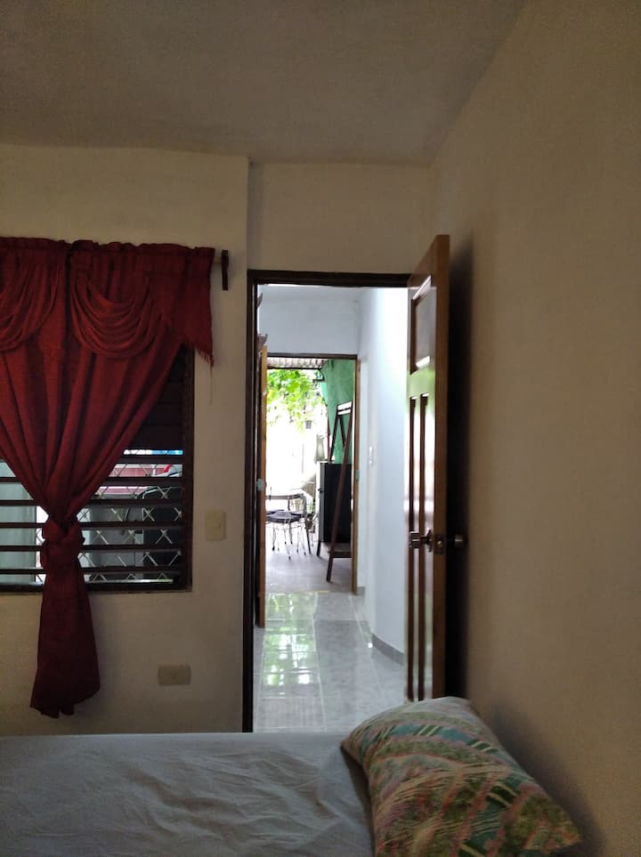 חדר 2. יציאה בתוך הדירה.