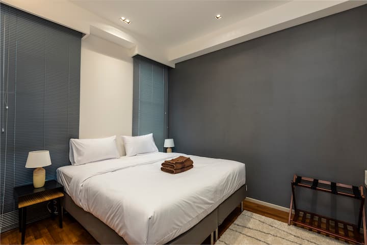 קומה 4; חדר שינה שני עם מיטת קווין סייז.