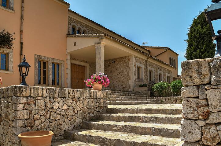 Luxurious 8 bed Mallorca Estate near Porto Cristo gallery image 5