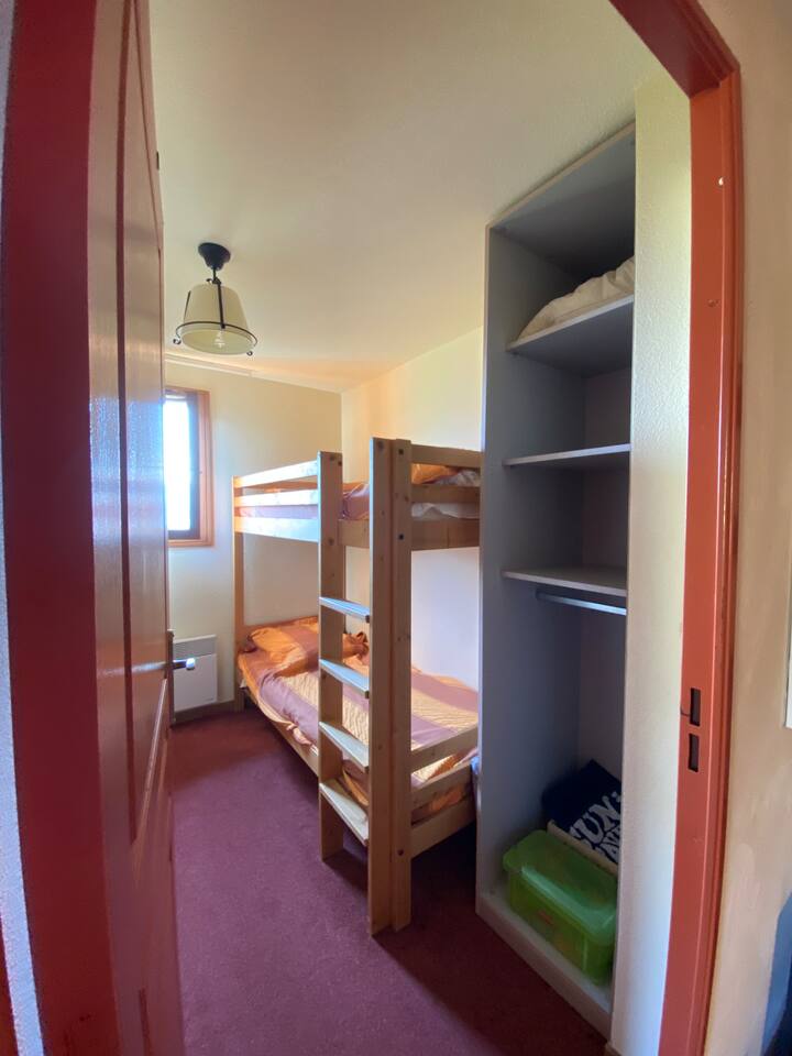 Spálňa zrubu (matrac 80 x 190 cm - horná posteľ nie je vhodná pre deti do 6 rokov)
Všimnite si hotovostnú registráciu plnú malých hier pre deti a dospelých.