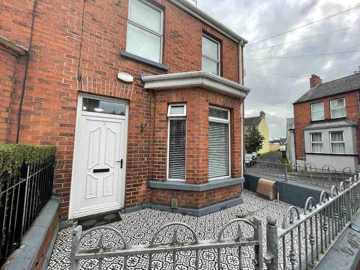 The Corner House. Derry City. 3 bed, sleeps 6. Houses for Rent in