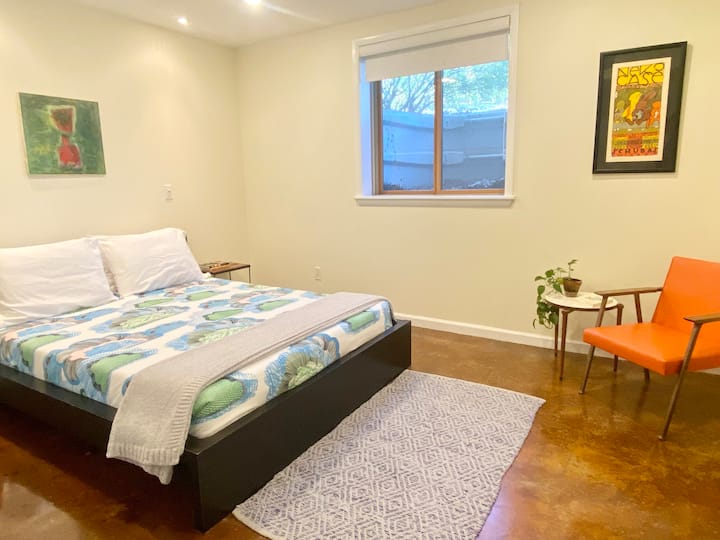 Спалня с двойно легло №1 с матрак от мемори пяна. Гардероб (за вашите неща) и прозорец (за естествена светлина и/или бриз).