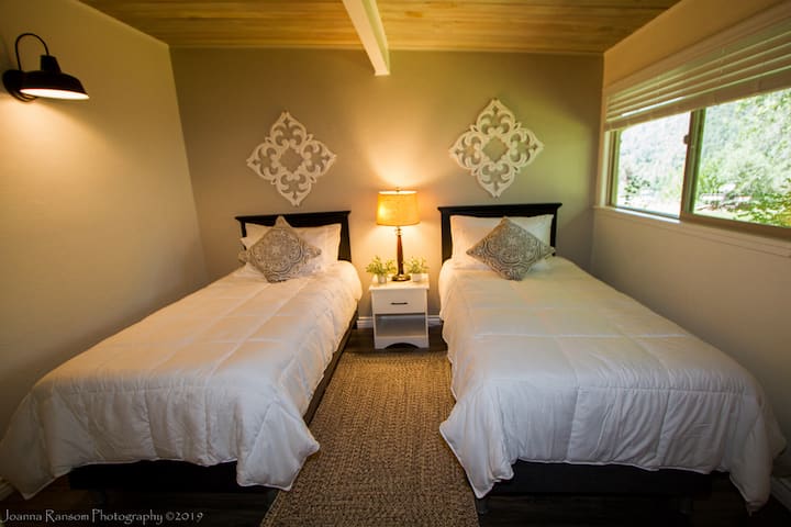 Middle twin bedroom