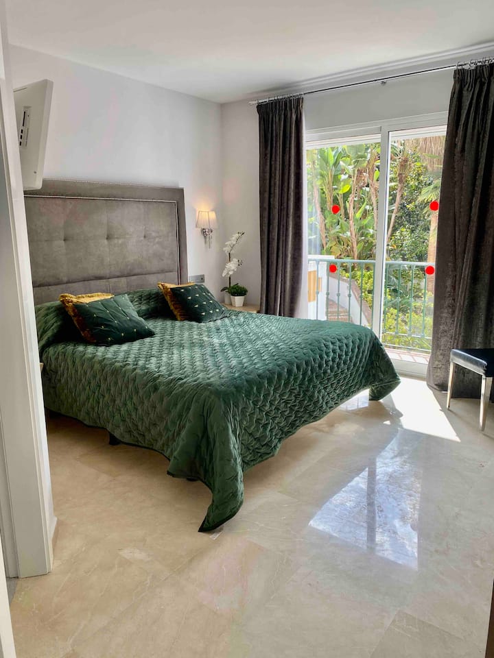 Chumba cha kulala cha pili na bafu la kifahari la ndani, WARDROBE zilizofungwa, roshani ndogo na TV ya mtandao