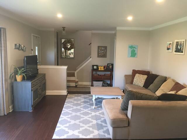 Quiet, comfortable 4 bed home in Shelby Twp.