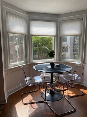 Townhome w Parking- Yorkville Area gallery image 4