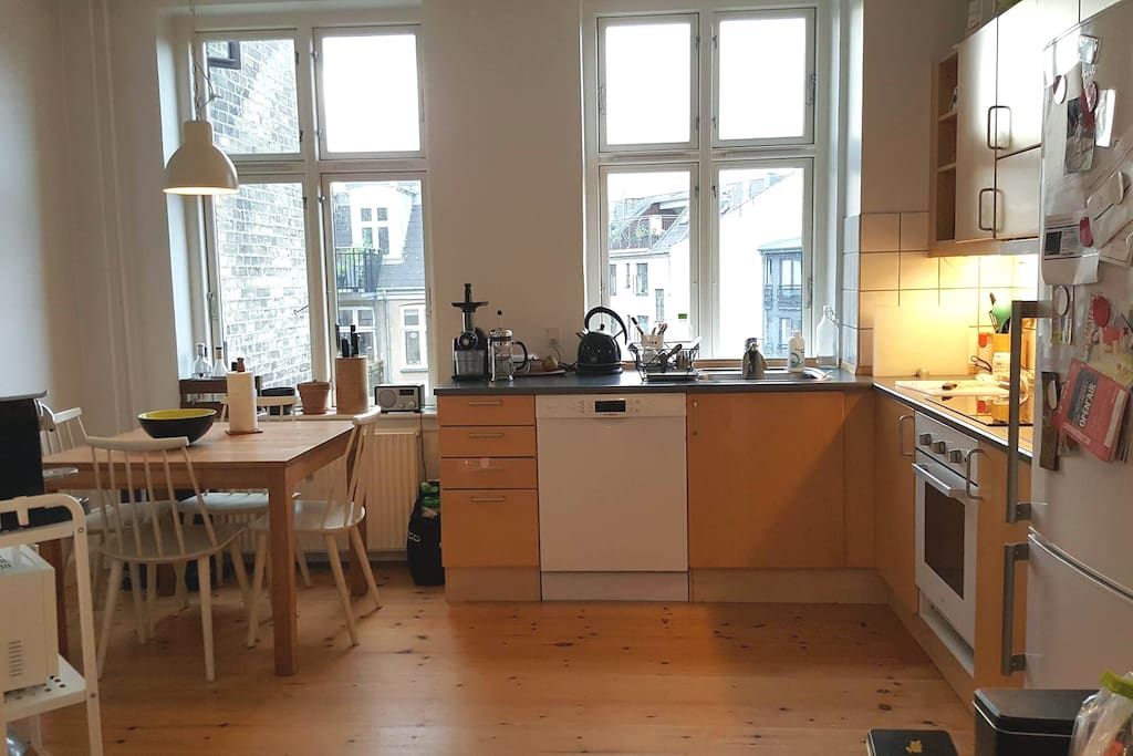 Fully equipped kichten with dining area.