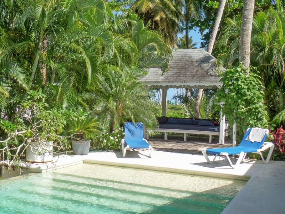 swimming pool view / deckchairs