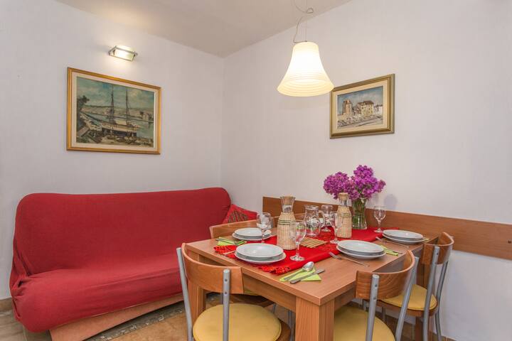 סלון עם ספה.