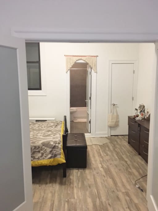 Floorboards, queen bed, ensuite with laundry and sparkling tiles...