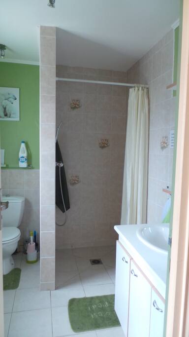 N° 3 salle de bain avec WC,la douche italienne, lavabo, machine à laver