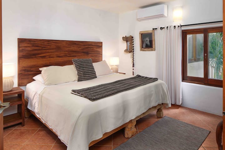 Segundo dormitorio en el piso principal con cama tamaño king y aire acondicionado.