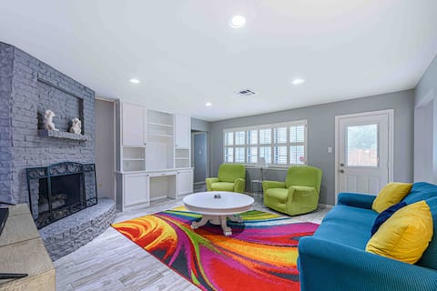 Top performing Airbnb: "The Paris"-3Bed/2Bath SFH w/Heated Pool Avail in Greater Inwood