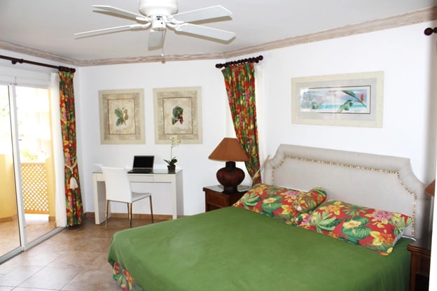 غرفة نوم رئيسية مع فناء خاص