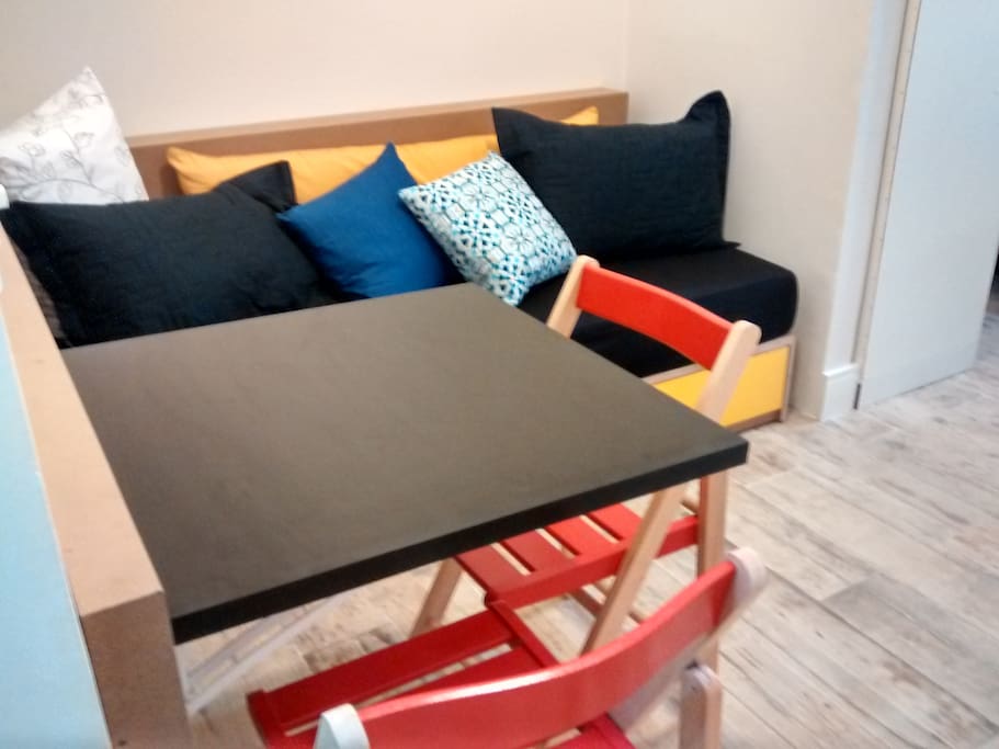 Sofá-cama de solteiro e mesa retrátil