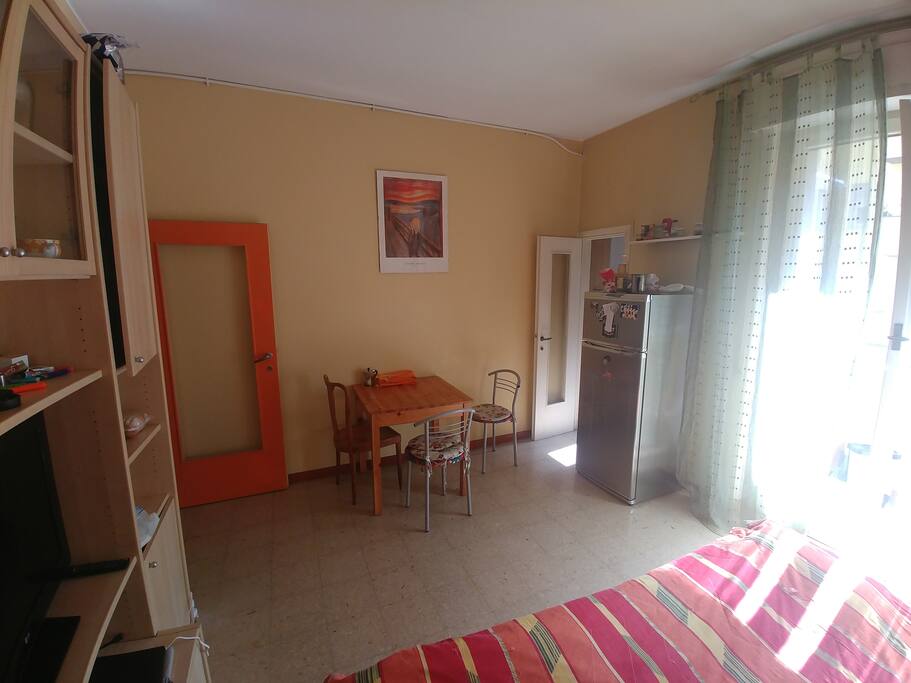 Double room stanza letto matrimoniale con TV e Balcone privato