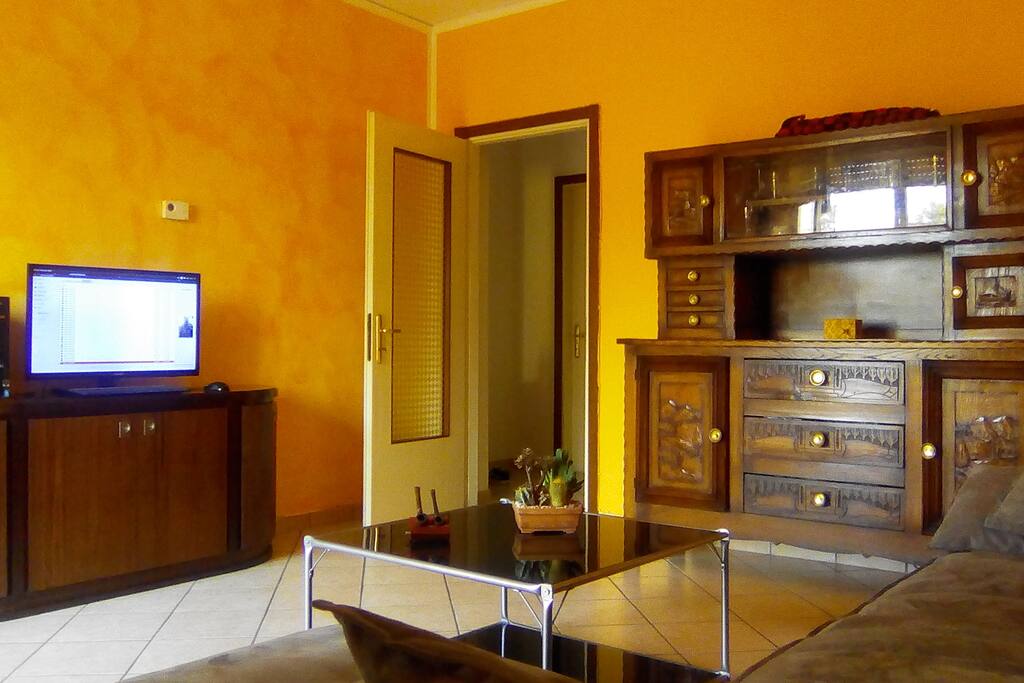 Salotto con possibilità di uso PC e TV