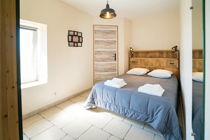 Camera da letto 1 al piano terra (letto 140 cm x 200 cm)