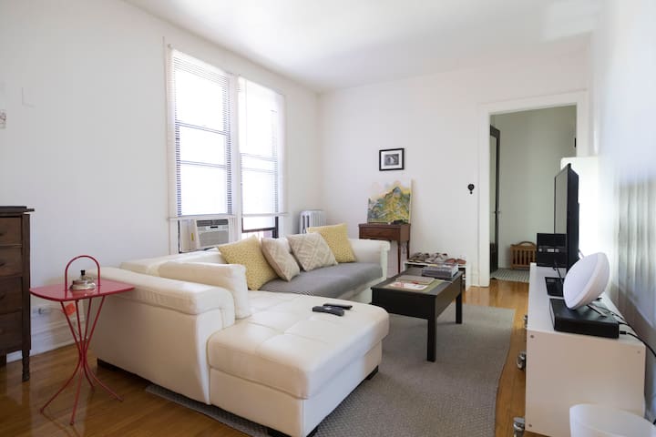 Your Charming Hyde Park Getaway