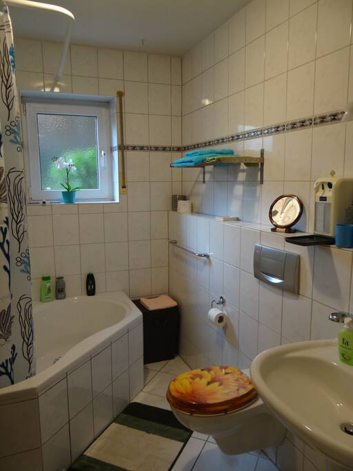 Bad mit Wanne und Dusche