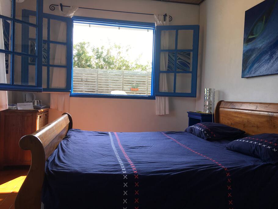 Une chambre calme et ensoleillée