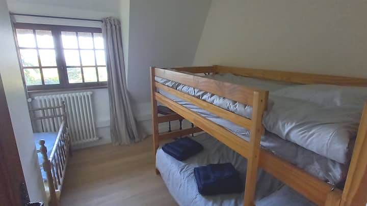 Camera da letto 2: letti a castello (90x190) e un lettino per bambini (60x120)