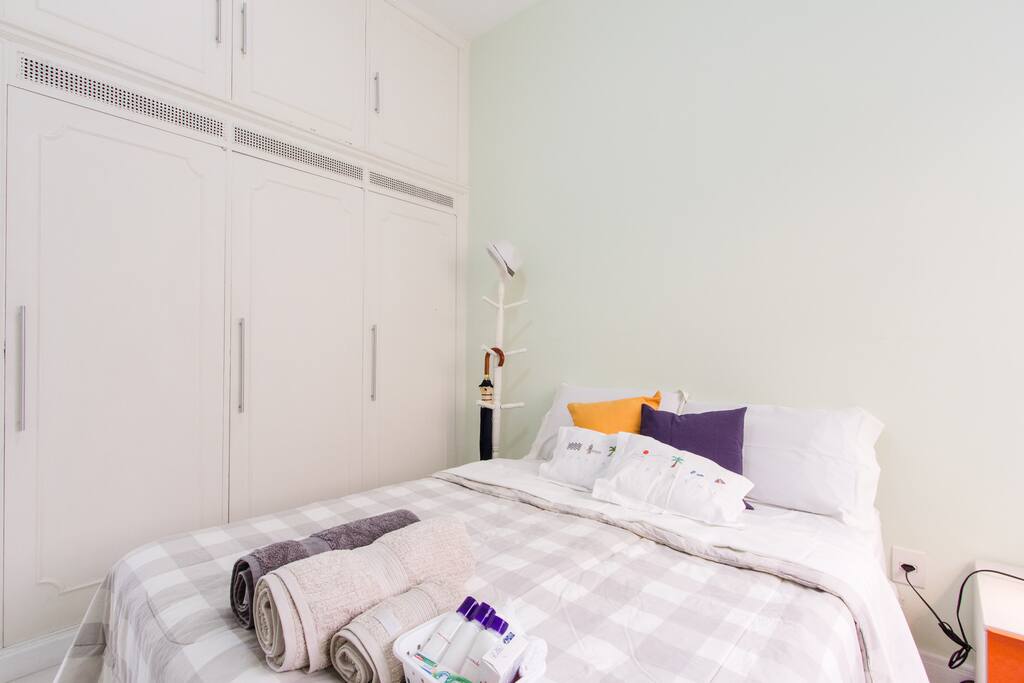 Double-size bed and the lower closet free for you to use // Cama de casal e o armário de baixo livre para você usar